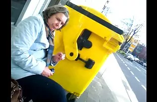 Một cô gái trẻ tóc vàng đi tiểu trong đội nón và giày đã bị bất ngờ bởi hai người tham gia trong phòng phim sex khong che hot nhat tắm. Trong khi một tình ngực đẹp khác kiểm tra độ ẩm của cô ấy, lỗ hẹp. Cũng ngậm nước, sau đó liếm cả to turn, và sau đó bắt đầu một khi lần thứ hai của mình, một tiểu, và sau đó shit sâu hơn.