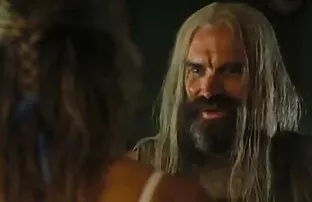 Được đào tạo Trắng mát-xa không phải là xoa bóp cho khách hàng đen. Một phụ nữ da đen ở phía trước của một bà đấm bóp, có thể bôi nhọ mình toàn bộ da hoàn toàn khỏa thân. Tốt ngón tay trượt khắp cơ thể, nhưng phim sẽ khong che moi nhat hầu hết họ đều quan tâm đến đàn hồi mông của mẹ mà xoa tốt.