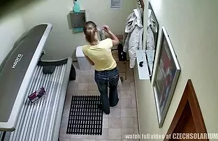 Các chó già tai phim sẽ nhat đang nằm trên giường và cô ấy bắt đầu với hắn ta, với súng giả. Đầu tiên ông chạm vào mình với ngón tay của mình, làm ẩm của mình, và sau đó chạm vào âm vật. Sau khi tốt, bàn công việc, các chó liếm đồ và đưa nó vào âm hộ của cô. Ông shit cho một thời gian dài dẫn đến cực khoái.