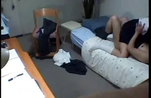 Một cặp vợ chồng trẻ đang tìm kiếm một quan hệ với bạn trai của họ. Ông đã được mời đến thăm, và khi họ nói họ muốn làm điều đó, ông đã không tin nó. Người đàn ông đang nằm trên giường, và sau đó, một cô gái xinh đẹp xuất hiện trên hàng đầu và bắt đầu ấy. Sau một việc cô ngồi, cô đen, và người chồng, phim se moi nhat sử dụng gây ra, bắt đầu chơi.