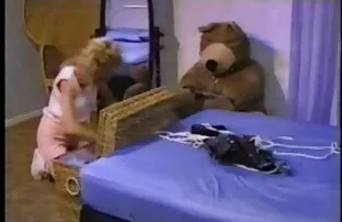 Hai yêu chàng trai đến để thăm một bà mẹ già cùng một lúc để một người phụ nữ già. Ngọt ngào vuốt ve và dễ chịu nụ hôn đã nói rõ cho cô ấy những gì con muốn, và cô ấy chấp nhận loạn luân. Sau khi hút vẻ đẹp của cô ấy, sec moi nhat 2019 cô ấy cúi đầu cua và tiết lộ những thú vui của mình, mà cậu có thể xé mẹ đi từ tinh thần.