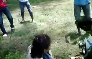 Eric là đồng ý giúp bạn gái của mình tại nơi làm việc. Anh ấy ở đó với em gái của mình trong luật pháp của Jojo hôn. Khi angel, mẹ của lá, họ hôn phim xes nhat ban khong che và chết tiệt!