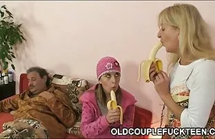 Vicky, Lông đen trong khi phim xét nhật bản không che bị trói treo ngược