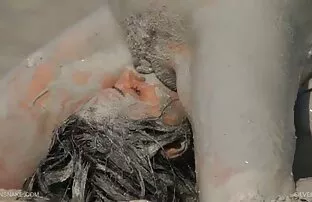 Người phụ nữ trẻ đã quyết định rút sự chú ý của chồng, người đã lập gia đình trong 10 năm. Anh nhấc điện thoại lên và bắt đầu bắn khi ông ta đang nằm trên giường, lấy của mình âm, đẩy quần lót phim sex nhanh nhat ban lại một chút. Ông vuốt ve âm vật, đặt ngón tay của mình vào lỗ, và sau đó lấy chúng ra khỏi âm hộ của mình một chút.