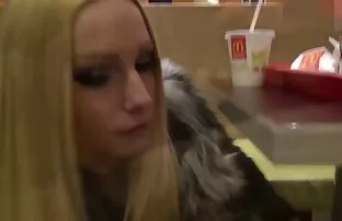 Thầy ngủ thiếp đi, và đã không nghe thấy bạn thân nhất của mình kéo vợ phía sau bức tường. Lúc đầu, cô ấy đã cố gắng để lại cho tôi, nhưng sau khi nhìn thấy kích cỡ đó, cô ấy không thể dừng lại. Ông ta đặt nó vào trong âm đạo, sau đó vào mông, và sau đó, sau khi chim đã ở trong đó, các tinh phim s moi nhat dịch chảy ra khỏi cái lỗ đít.