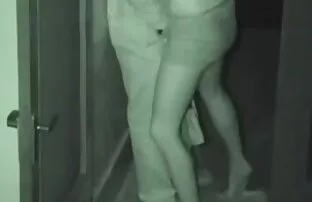 Các người phụ nữ tuyệt vọng thuê một phòng khách sạn ở Moscow và mang lại một nhiệt phim set mới nhat tình yêu. Sau khi sơ bộ vuốt ve, một đôi ngồi ở vị trí của một tay đua, và sau đó bắt đầu nhảy như một nữ sinh. Bằng cách thay đổi tư thế, đàn ông, bắt đầu từ trên truyền, khéo léo thương hiệu của mình chi mang đối tác của ông để tay.