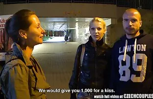 Nữ là một cô gái tóc vàng Anh sex nhat bản không che sau Đen quái Crôm với một con gà trống