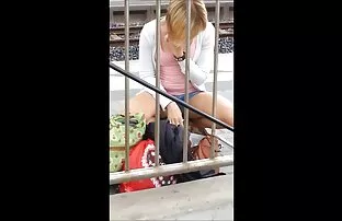 Trong danh dự của sự ra đời của một người bạn tóc vàng, cô quyết định làm một bức ảnh chụp ở mát-xa. Tuy nhiên, các cô gái, những người đến như là một nhiếp ảnh gia, đột nhiên đã có kế hoạch khác. Dưới vỏ bọc của