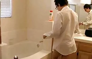 Đồ Rina biết rằng Nick Ross, người bạn đã có một kế hoạch cho ngày Valentine, vậy là cô ấy không vội vàng để chuẩn bị cho nó. Bắt đầu với một bồn tắm, mà cho phép nó xnxx hd nhat là xà phòng. Sau khi làm sạch, chú ý đến cô gái cô ấy ra khỏi bồn tắm và Khô. Cô ấy mặc đồ lót, và sau đó cô ấy sẽ vào phòng ngủ để xem những gì Nick ' s làm.