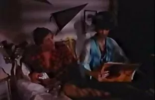 Trong một khách sạn sang trọng, một cô gái đã lấy một Turk và đưa ông ấy vào phòng. Họ không quan tâm tất cả những tế là chồng của bạn đã ngủ ở góc phòng. Họ đã cởi quần áo của họ, nằm phim sexx nhat hay xuống giường, và bắt đầu chết tiệt. Các chàng trai, tập nhiều hơn, sau đó lắp Rooster sâu hơn vào trong âm đạo, cũng như mông của mình, và sau đó đến thẳng vào lỗ.