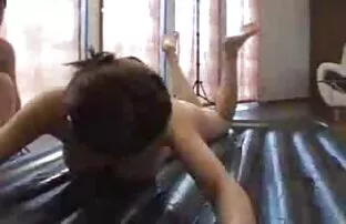 Các cô gái trẻ đẹp bắt đầu vuốt phim sẽ nhật bản không che ve các nhân chứng trong phòng tắm. Đầu tiên, the kid xúc động của mình, và sau đó ông ấy bắt đầu dùng nó vào miệng của mình. Các chó đánh một cú đánh tốt công việc, sau đó cô ấy bị ung thư, và các chàng trai bị mắc kẹt ông pisechku. Ông là một trong những người quyến rũ của mình tính cho đến khi nó bị rò rỉ ra ngoài.