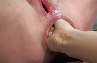 Các vợ già đã mệt mỏi của chồng cô ấy liên tục của sự phản bội, mặc dù cô ấy hiểu rằng hình thức của mình đã không còn quan trọng với chồng. Một ngày nọ, cô ấy nghĩ về lại chồng cùng một cách, nhưng với một thay đổi nhỏ. Cô ấy đã lấy chồng vào bếp và trói hắn ta vào ghế, giải thích rằng ông ta đã lên kế hoạch một chút ngạc nhiên cho cô. Người đàn ông ngồi trong 30 phút, chờ đợi cho trò chơi để có thể tiếp tục của vợ ông, nhưng những gì anh nhìn thấy bắt anh ta. Các bà vợ mất người yêu, vào bếp và bắt đầu để anh ta công khai trước mặt chồng của cô, mà đóng góp rất nhiều cho sự xuất hiện của sự xâm lược của mình và tức giận, mặc dù ông không tràn nó bởi vì ông đã có một trong miệng mình. Trong quan sát, các chàng nhận thấy rằng ông đã dần dần bị hấp dẫn bởi những gì vợ ông đã làm tình ngay trước mặt anh, nhưng hắn không xuất hiện tâm trí của mình, phim xet nhat khong che cố gắng để che giấu sự cương cứng.