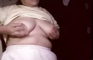 Người vợ trẻ quyết định để làm ấm sống thân mật. Cô đang mặc đồ lót sexy và một con mắt đen mặt nạ. Lần đầu tiên cô ấy đã xuống trên đầu gối của cô, sau đó cô ấy đã gia với môi hồng. Sau đó anh phim jav nhật bản bắt đầu thổi kèn. Cô vuốt ve anh ta xoắn trong tay của ông, thủ dâm, và sau đó hút cương cứng của mình một lần nữa cho đến khi anh nhìn thấy chính mình trong miệng mình.