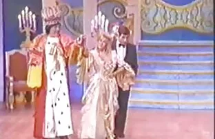 Đóng là một phụ nữ nga. Vợ chơi với chồng của tay cho đến khi chịch gái xinh nhật bản nó chạy ra khỏi sừng. Chồng xuất tinh trong miệng. Cô ấy không nuốt chồng của tinh trùng cho một số lý do. Có lẽ nó quá xấu.